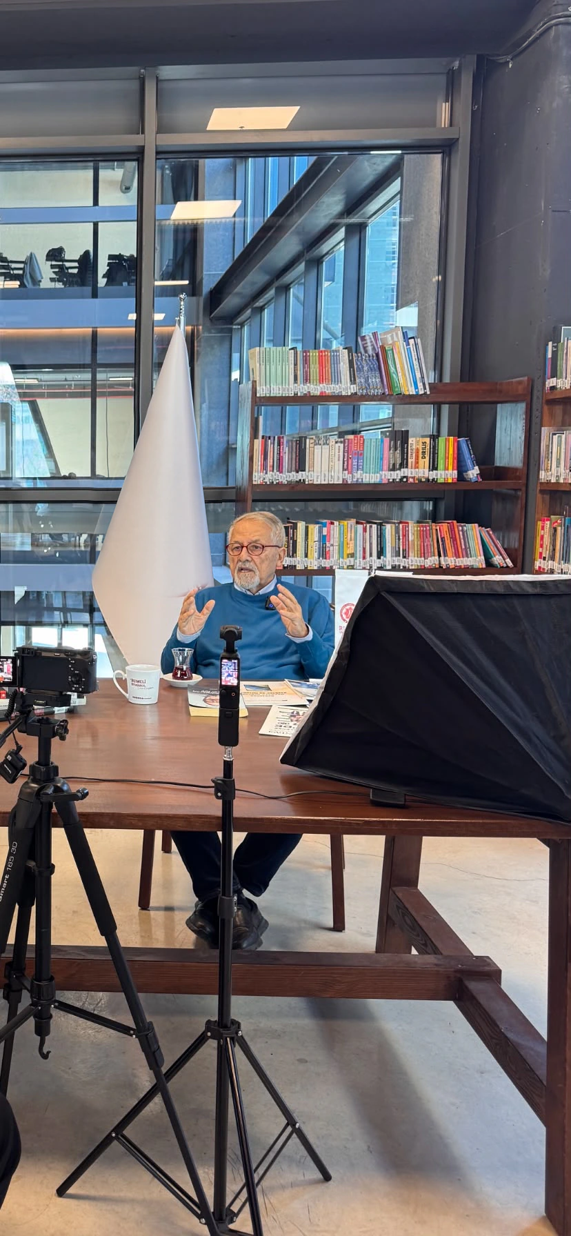 Prof. Dr. Naci Görür sosyal medya çekiminden backstage görüntüsü